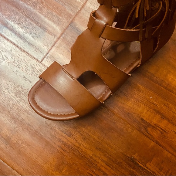 Like New MIA Brown Tan Cognac Knee High Gladiator Fringe Sandals 8.5 - Picture 6 of 7
